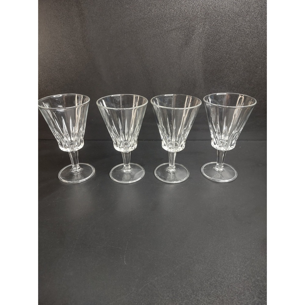 Set Of 4 Elegant Wine Glasses made in Italy 5-1/8" Tall